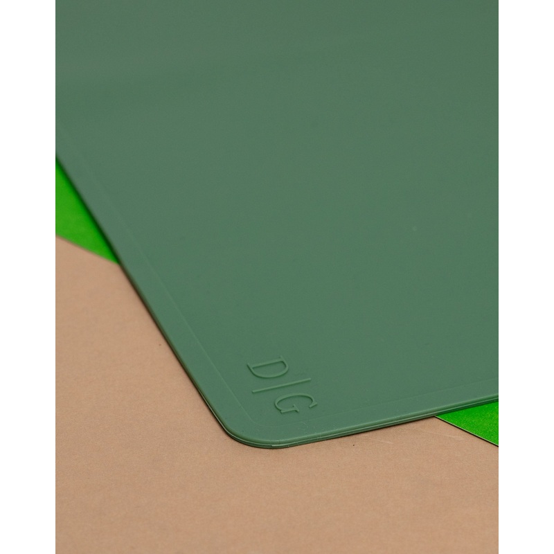 Silicone Feeding Mat in Modern Moss